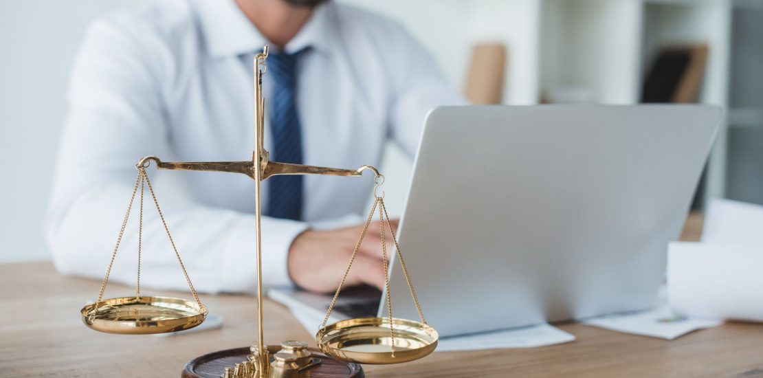 Você sabia que a advocacia online pode trazer vários benefícios para quem precisa do serviço? Confira o nosso post e saiba como funciona!